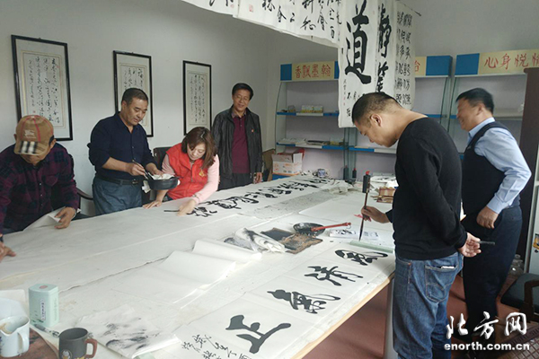 翰墨飄香聚鄰里，津南聚和園社區(qū)書(shū)法交流活動(dòng)促和諧